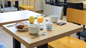 Petit déjeuner buffet servi tous les jours en supplément