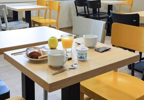 Desayuno buffet todos los días (con cargo)