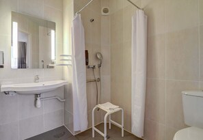 Habitación doble, con acceso para personas discapacitadas, para no fumadores | Baño | Regadera, amenidades de baño gratuitas, secadora de cabello, toallas