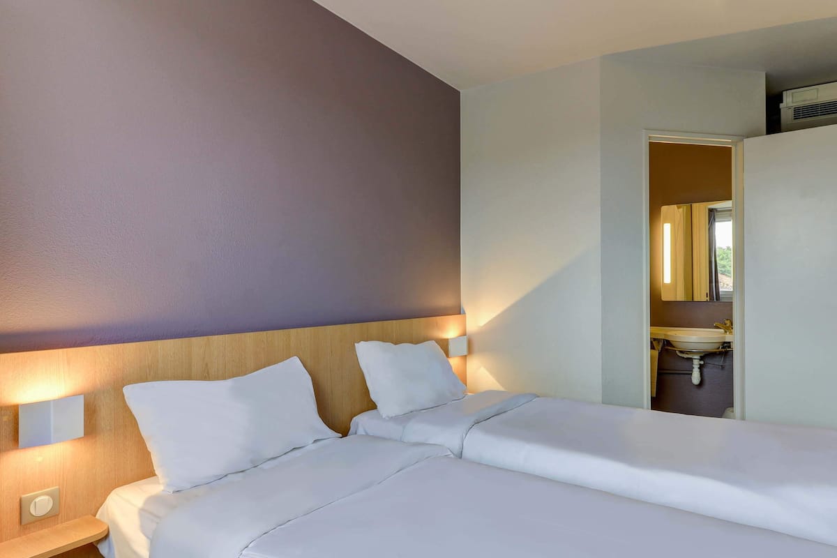 Habitación con 2 camas individuales, para no fumadores | Ropa de cama de alta calidad, escritorio y insonorización