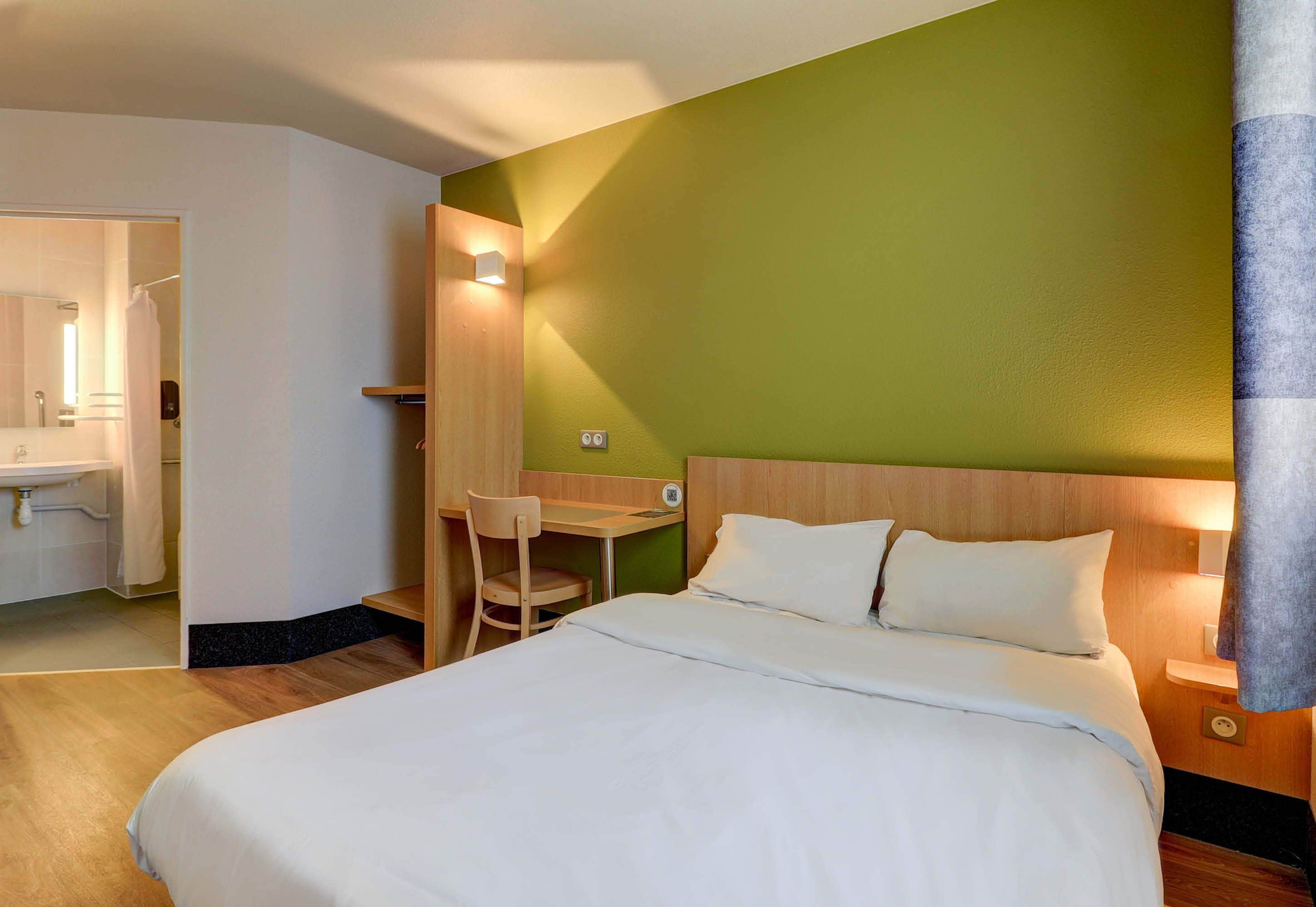 Chambre Double, accessible aux personnes à mobilité réduite, non-fumeurs | Literie de qualité supérieure, bureau, chambres insonorisées