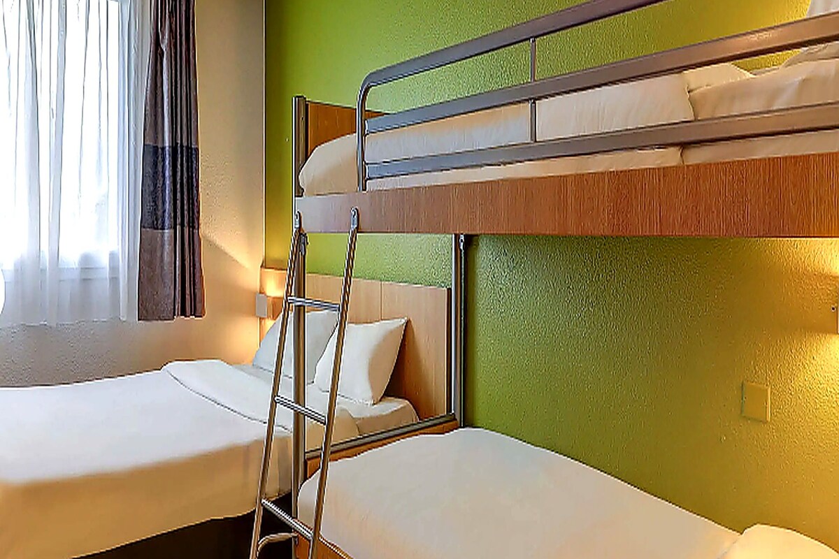 Premium bedding, desk, soundproofing, free cots/infant beds