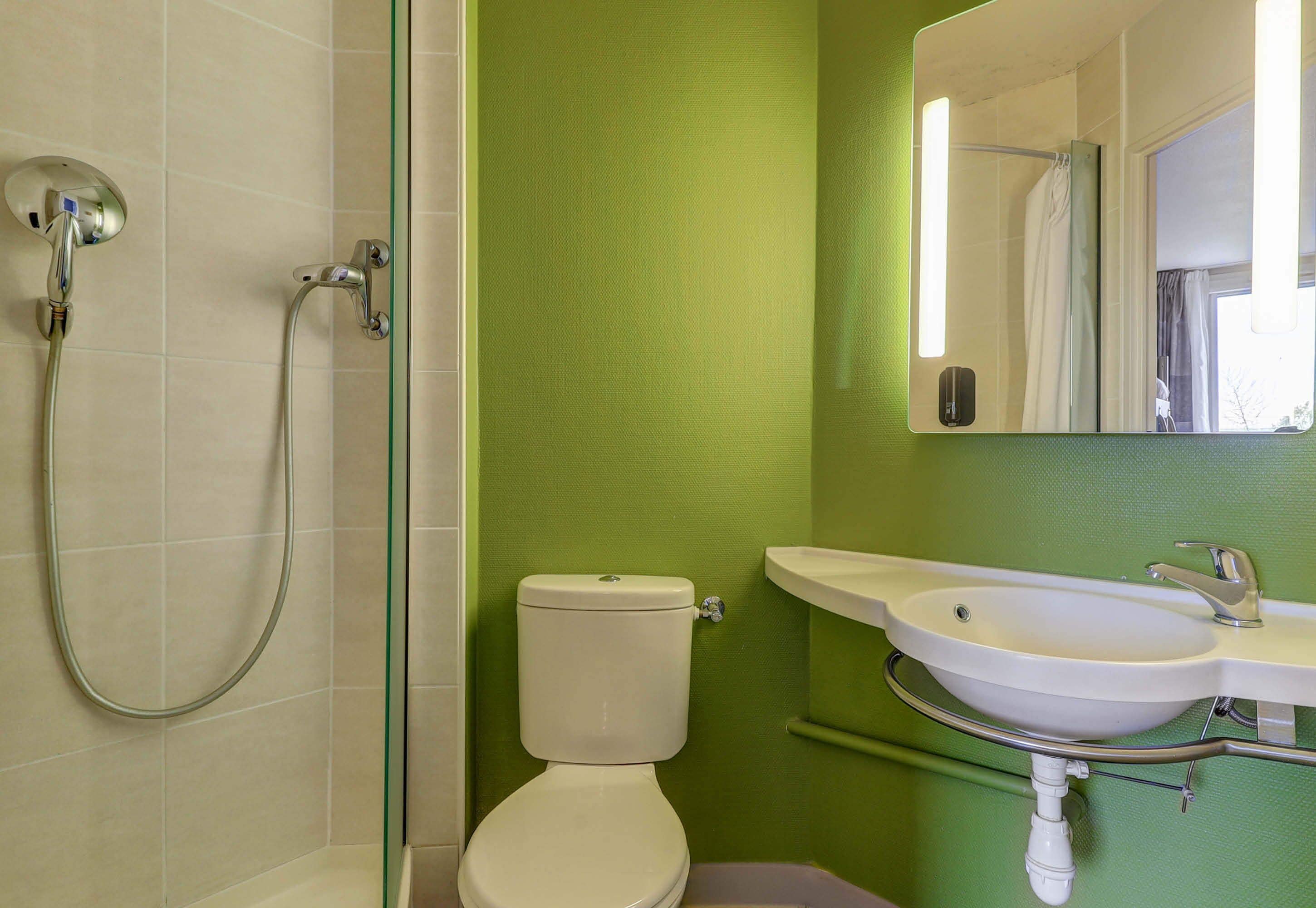 Douche, articles de toilette gratuits, sèche-cheveux