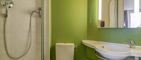 Un baño con ducha, inodoro y lavabo.