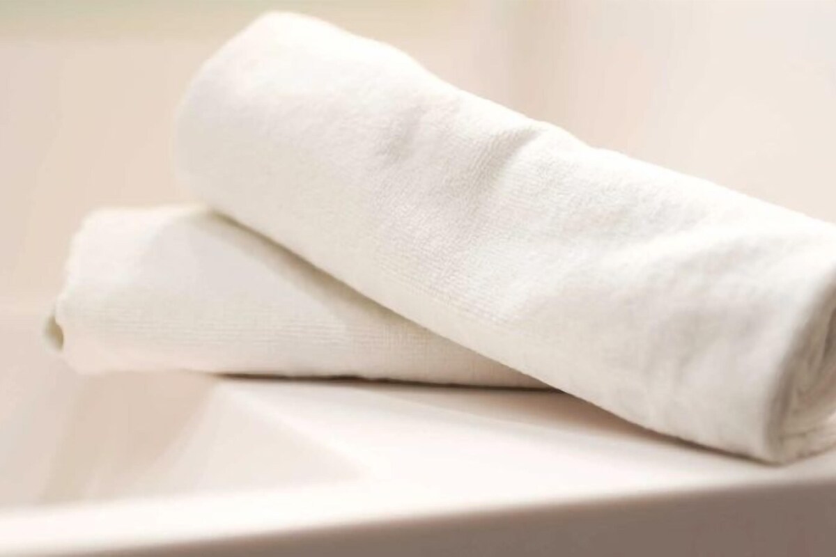 Une serviette blanche sur une surface blanche.