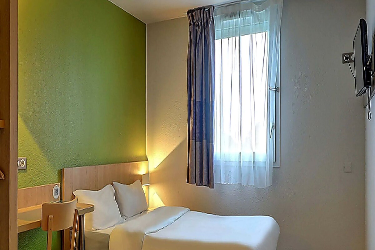 Premium bedding, desk, soundproofing, free cots/infant beds
