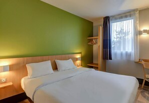 Premium bedding, desk, soundproofing, free cots/infant beds