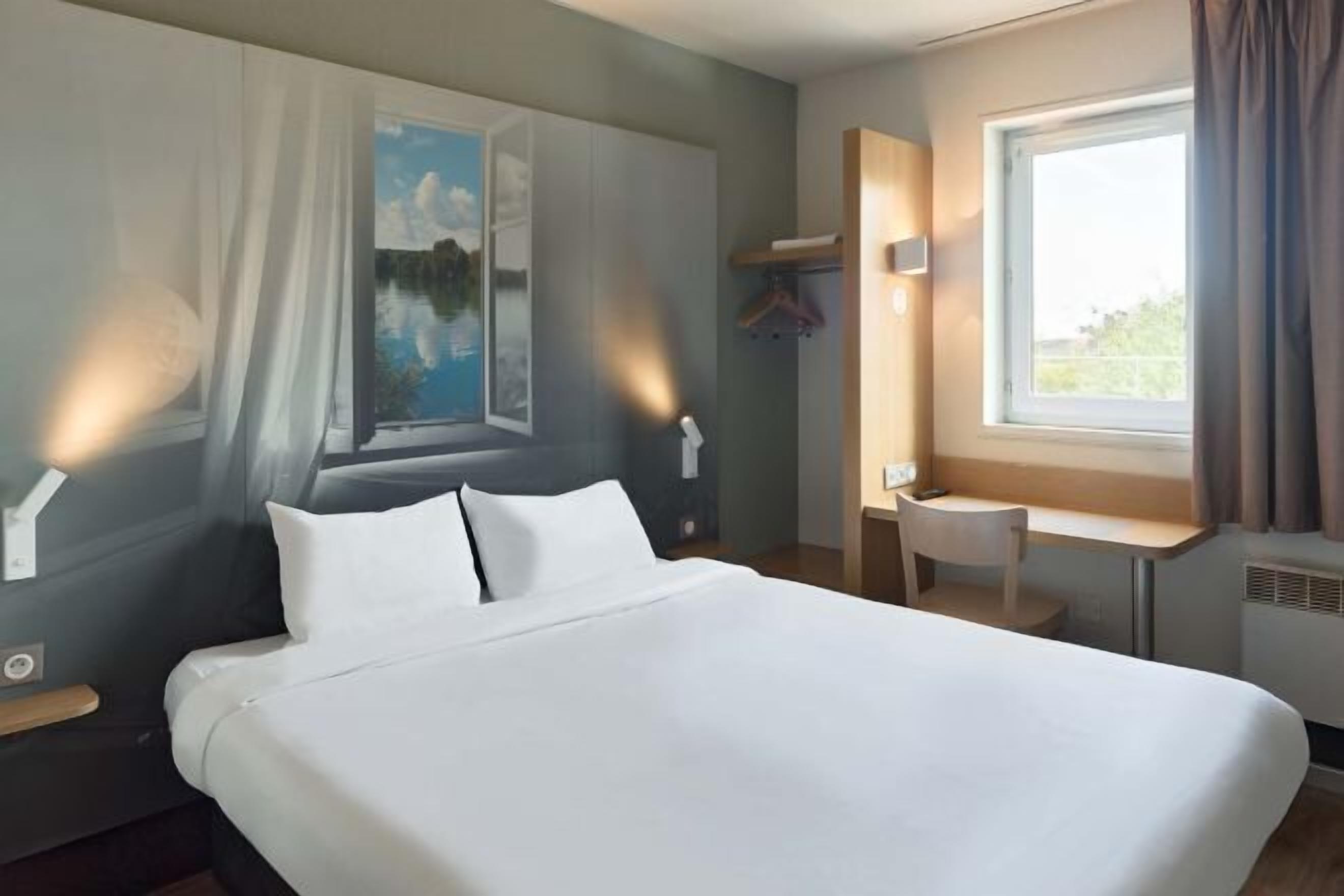 Literie de qualité supérieure, bureau, rideaux occultants