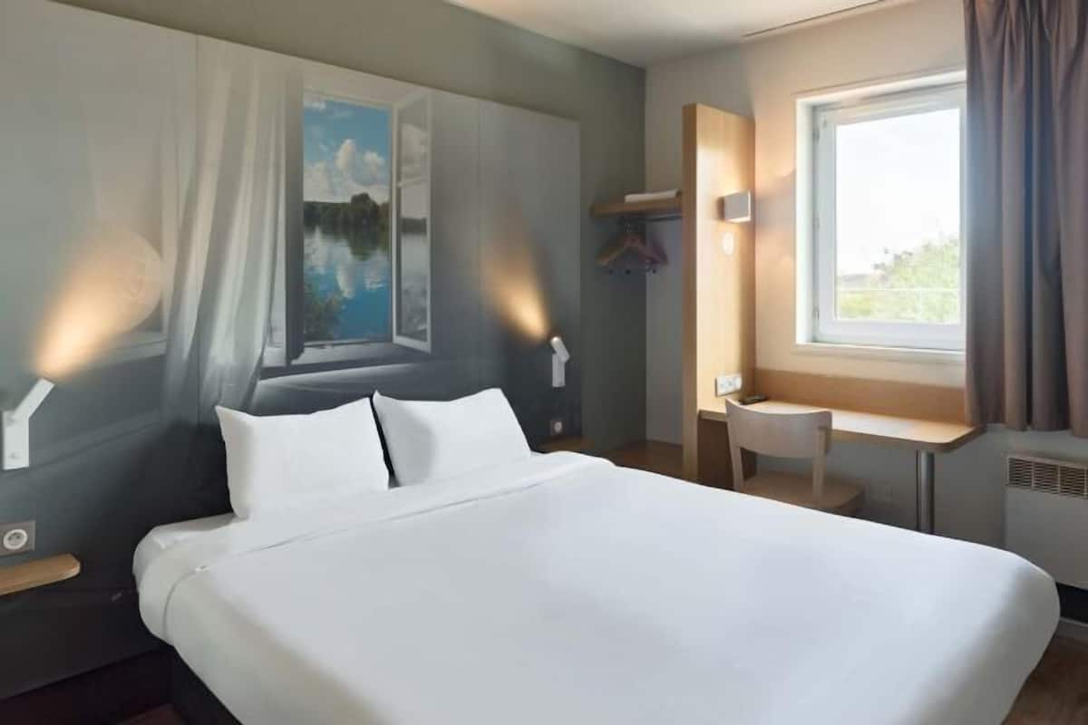 Ropa de cama de alta calidad, escritorio, cortinas opacas