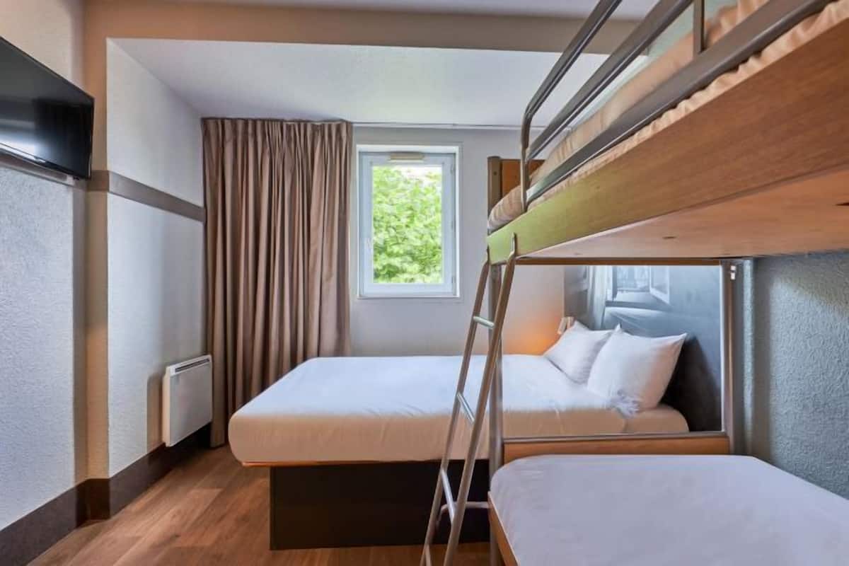 Premium bedding, desk, soundproofing, free WiFi