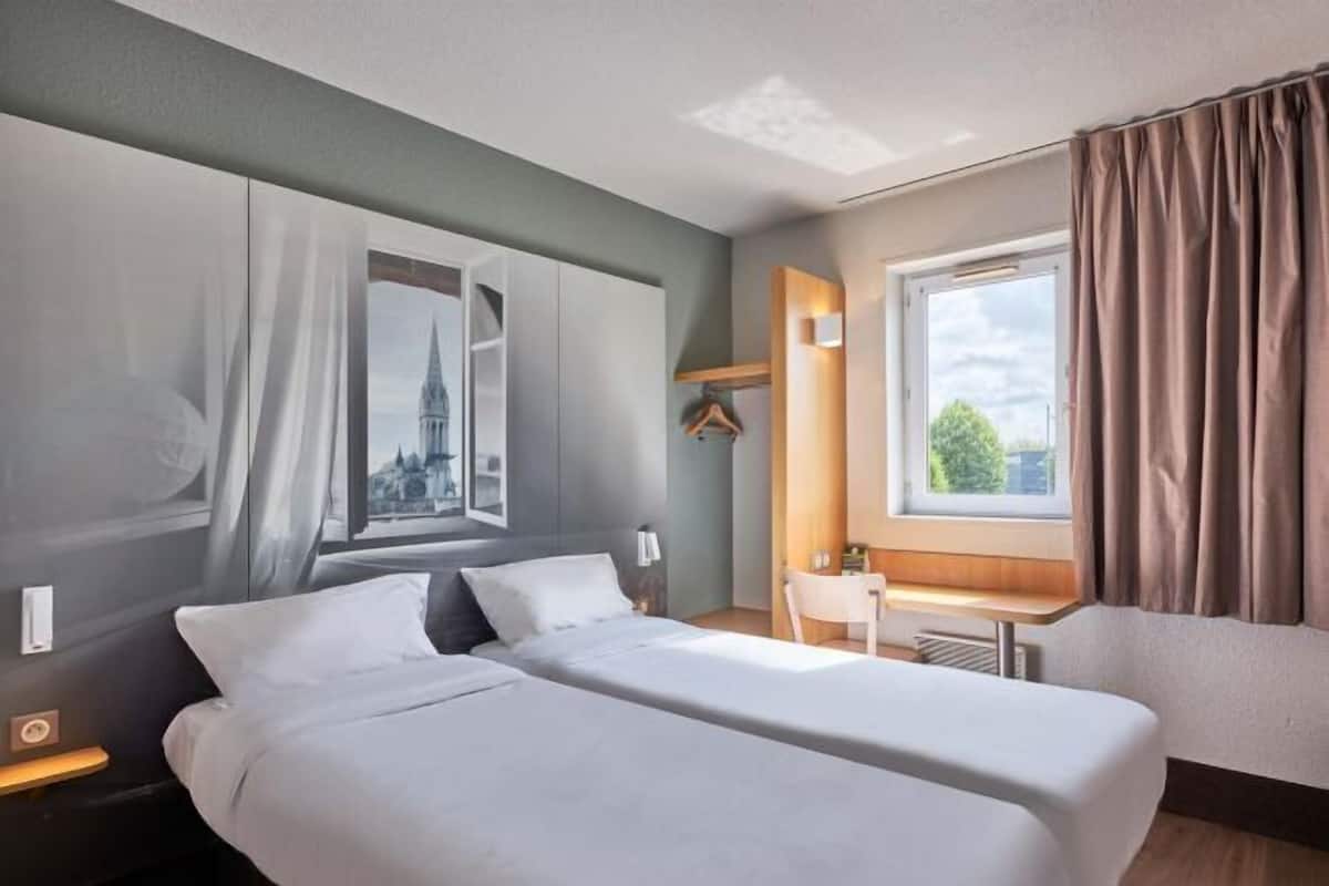 Premium bedding, desk, soundproofing, free WiFi