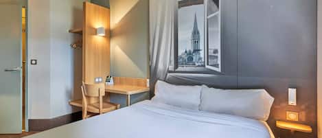 Premium bedding, desk, soundproofing, free WiFi