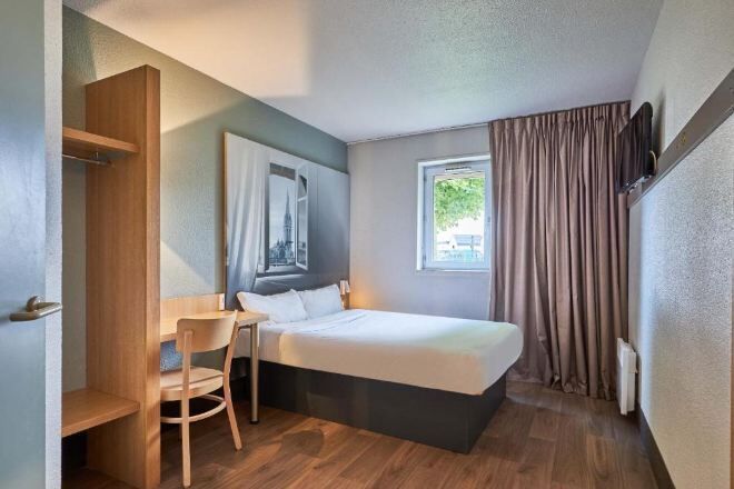 Hochwertige Bettwaren, Schreibtisch, schallisolierte Zimmer