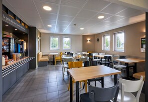 Café da manhã com buffet todos os dias mediante uma taxa