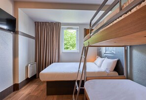 Vierpersoonskamer, niet-roken | Luxe beddengoed, een bureau, geluiddichte muren, gratis wifi