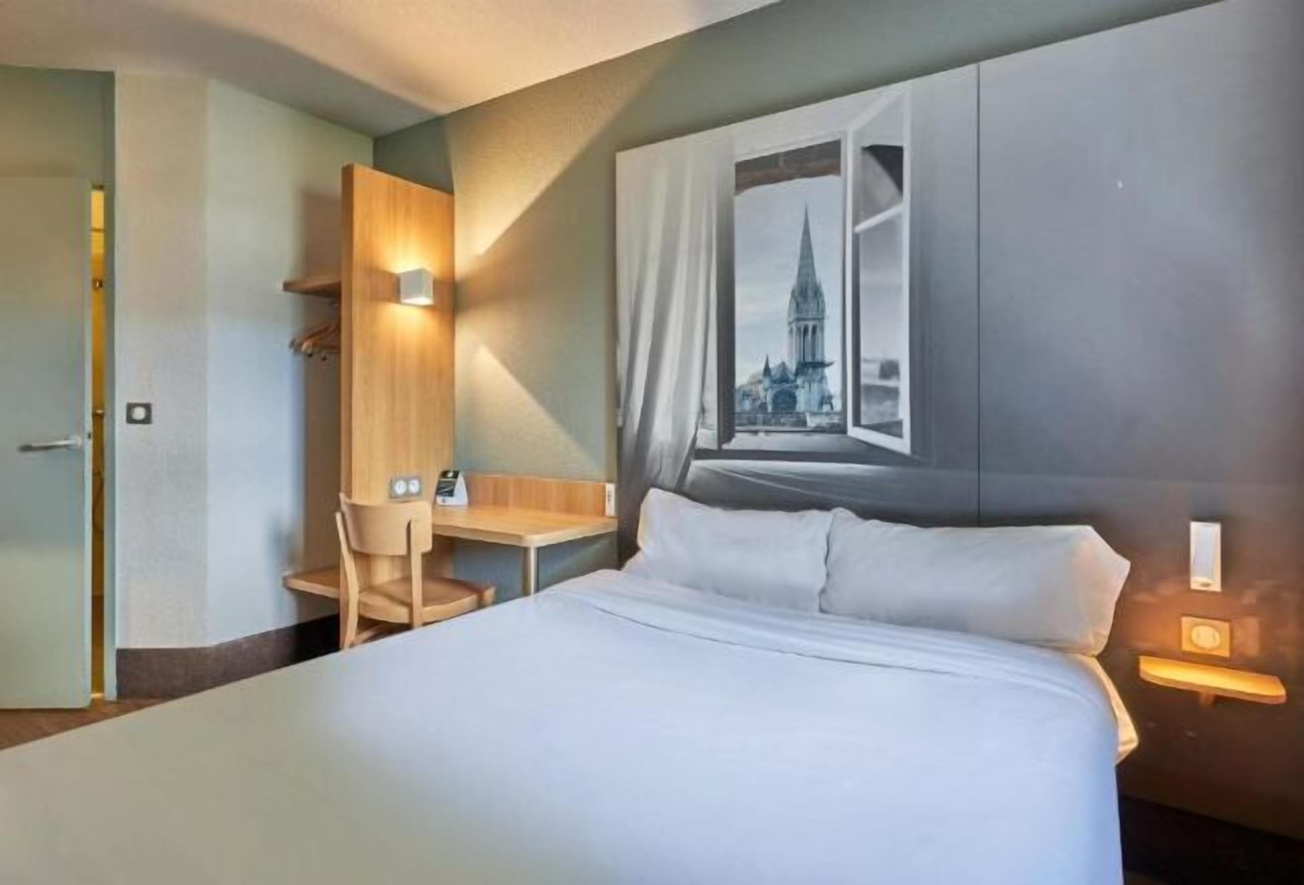 Hochwertige Bettwaren, Schreibtisch, schallisolierte Zimmer