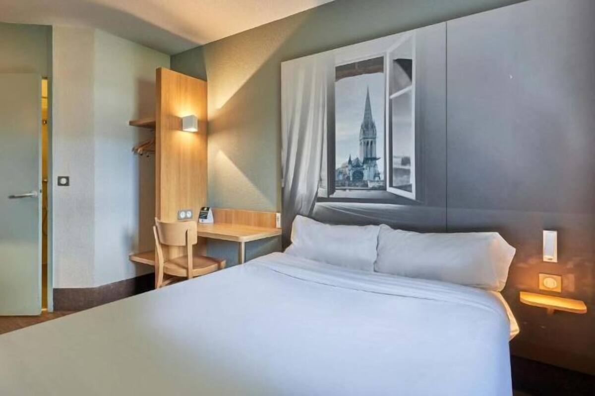 Hochwertige Bettwaren, Schreibtisch, schallisolierte Zimmer