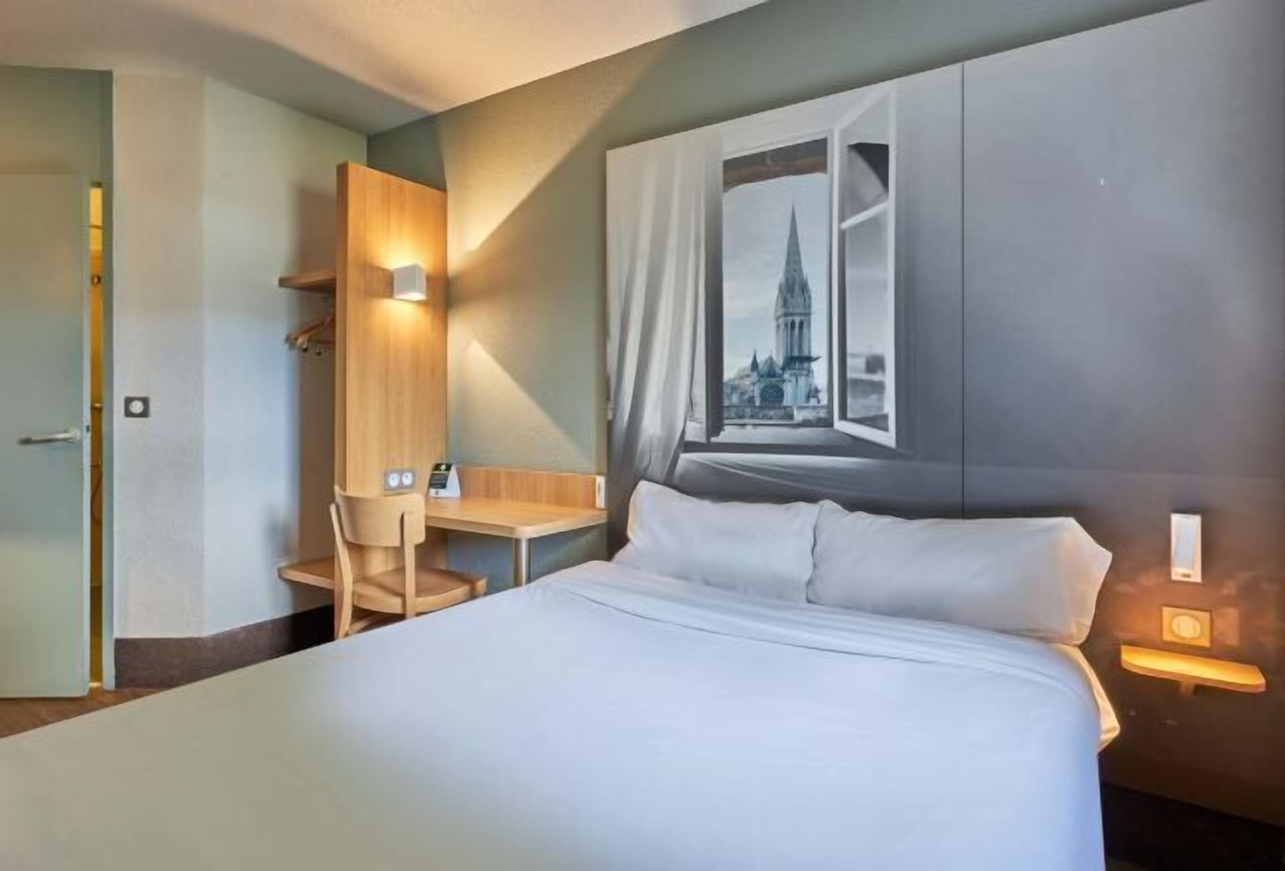 Premium bedding, desk, soundproofing, free WiFi