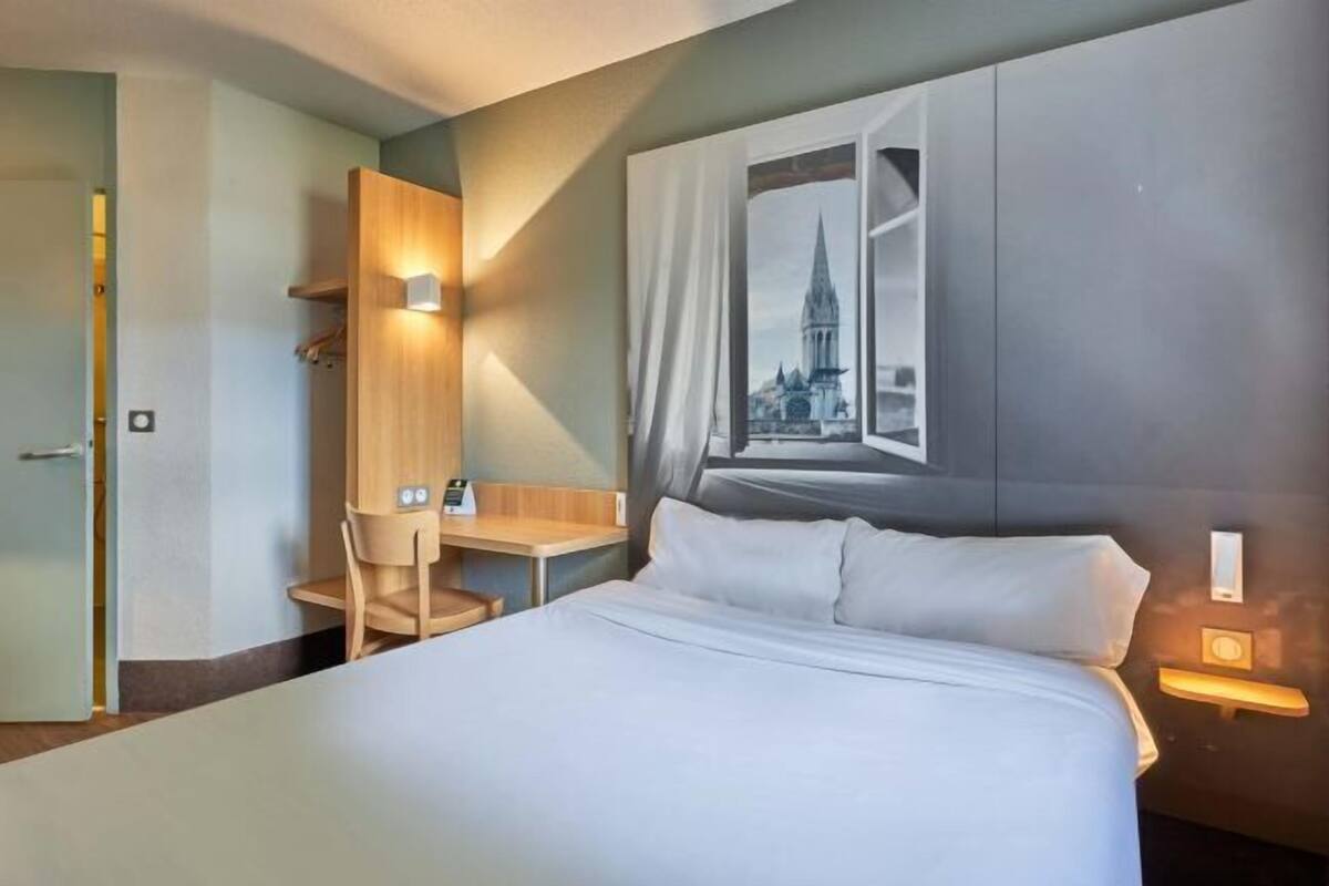 Premium bedding, desk, soundproofing, WiFi (free)