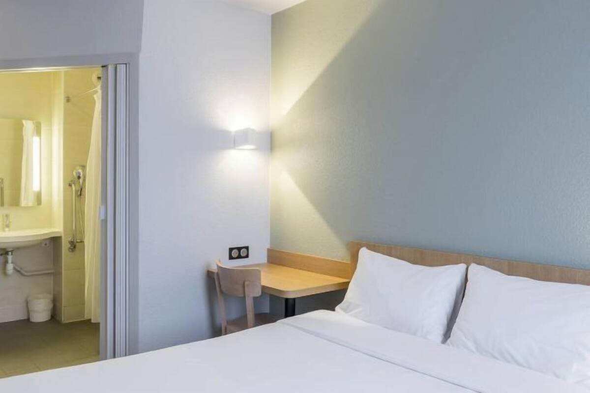 Premium bedding, desk, soundproofing, WiFi (free)