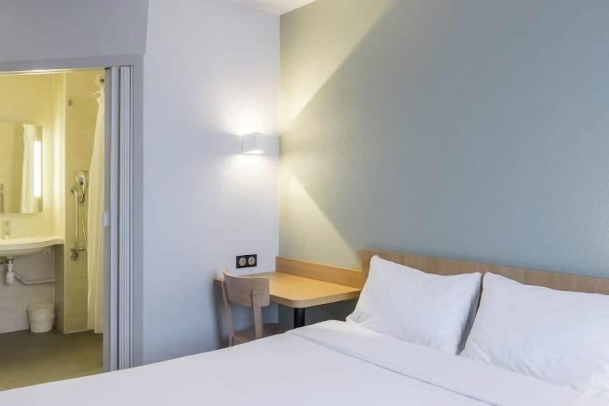 Premium bedding, desk, soundproofing, free WiFi