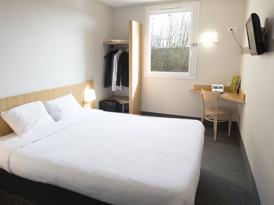 Ropa de cama de alta calidad, escritorio, insonorización y wifi gratis