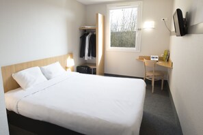 A hotel room with a bed, a desk, a chair, a wardrobe, and a window. - B&B HOTEL Auxerre Monéteau (Moneteau)