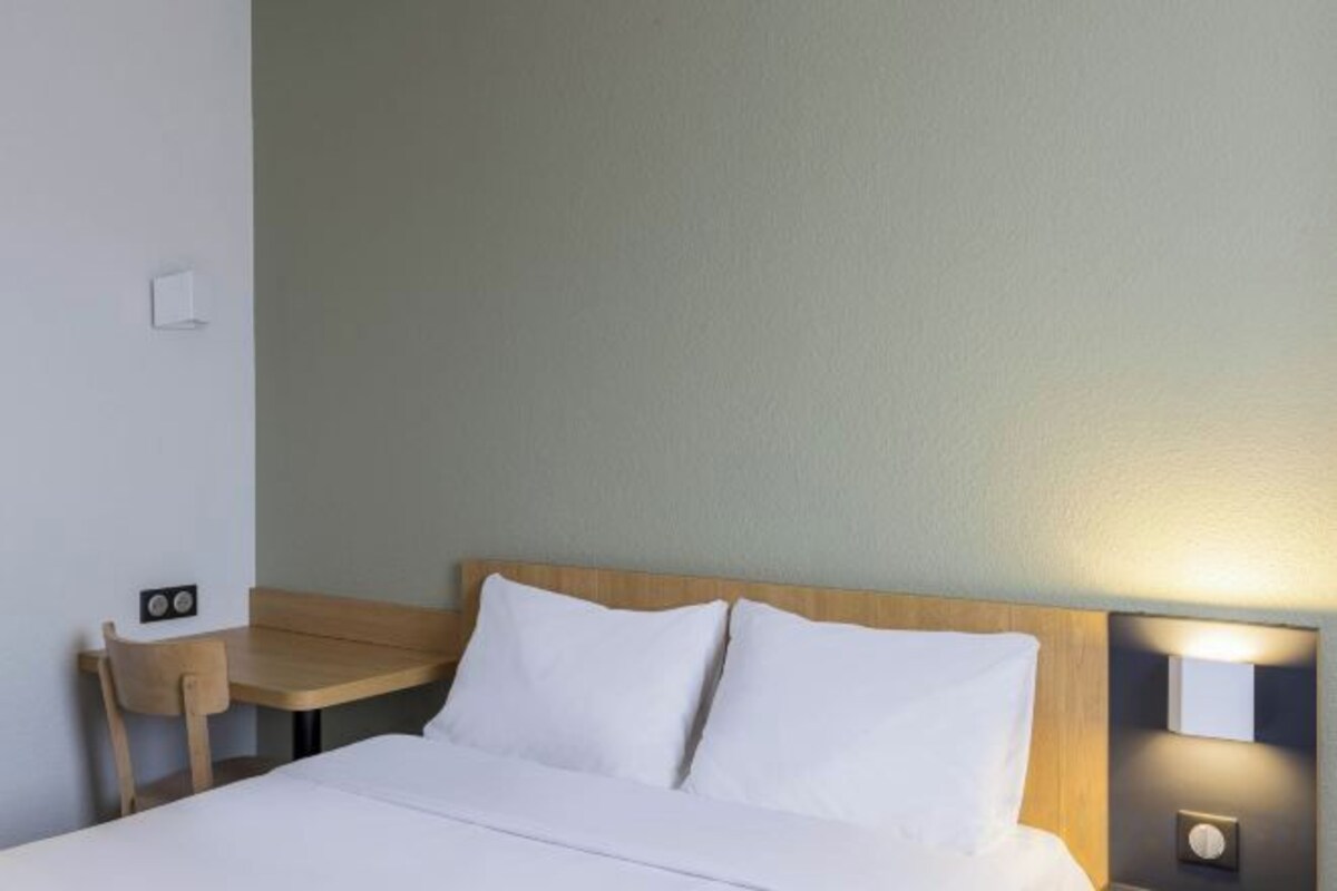 Premium bedding, desk, soundproofing, free WiFi