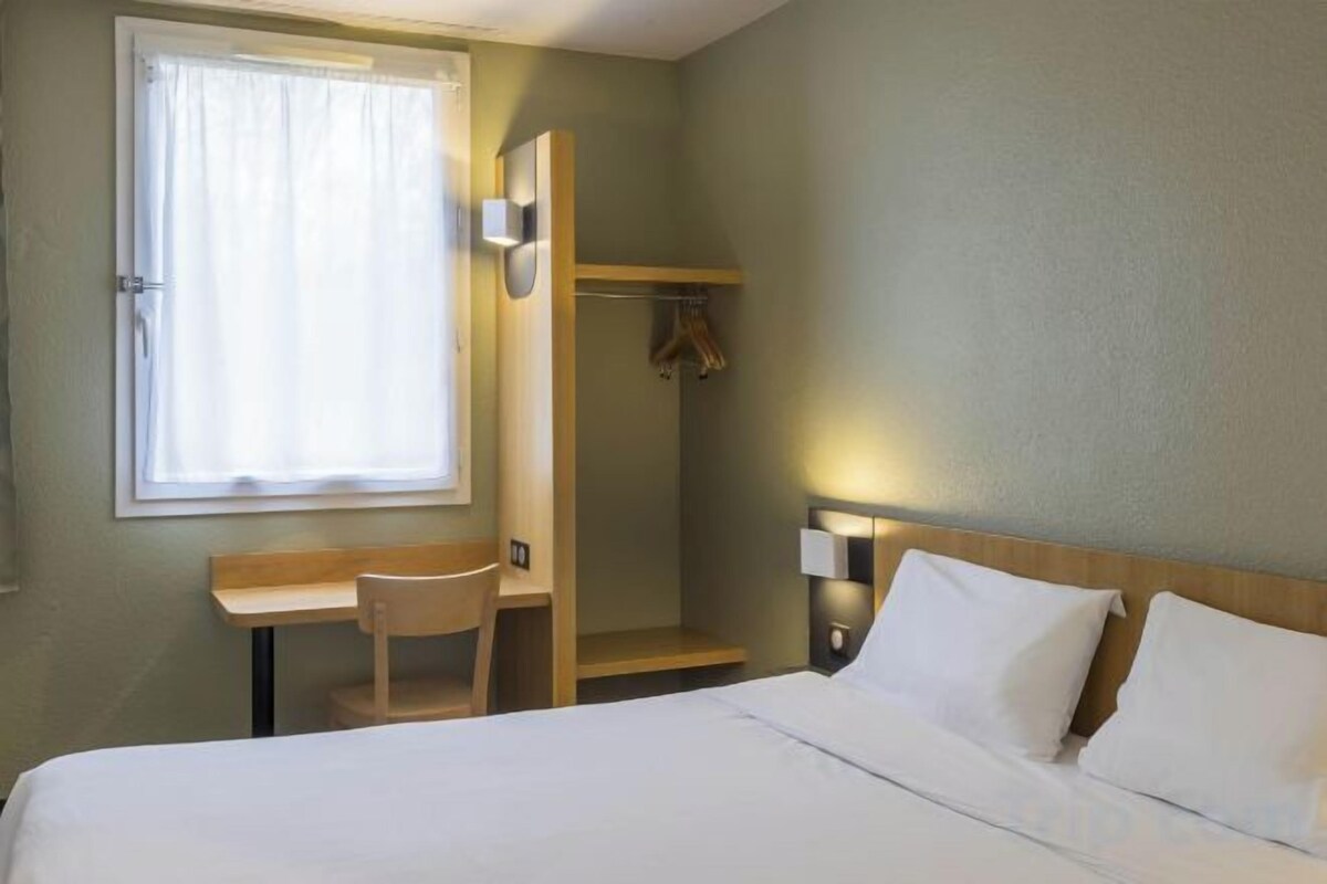 Premium bedding, desk, soundproofing, free WiFi