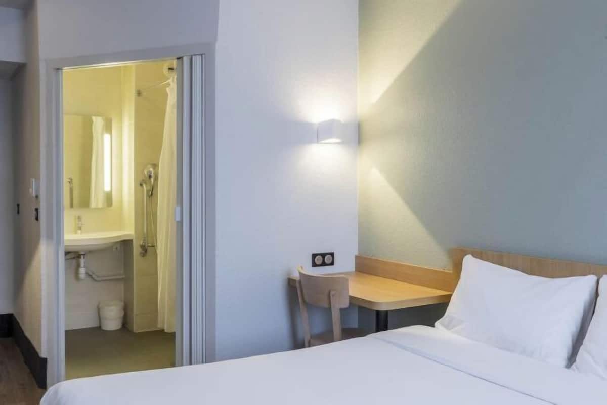 Premium bedding, desk, soundproofing, WiFi (free)