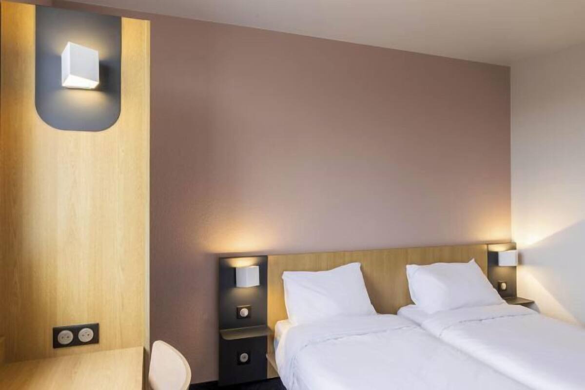 Premium bedding, desk, soundproofing, WiFi (free)