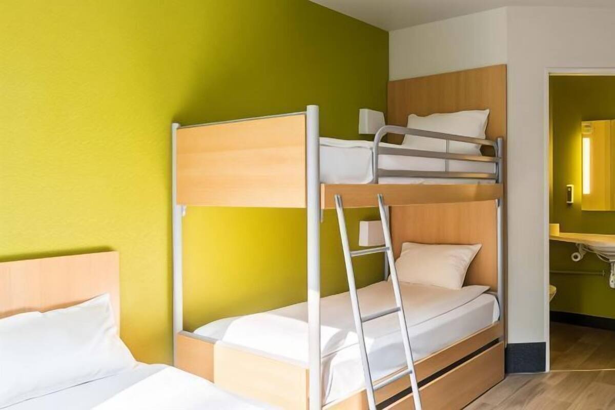 Premium bedding, desk, soundproofing, free WiFi