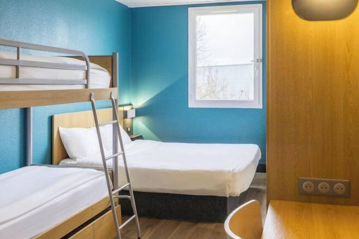 Premium bedding, desk, soundproofing, free WiFi