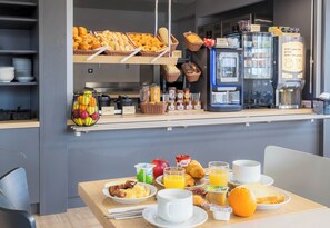Petit déjeuner buffet servi tous les jours en supplément