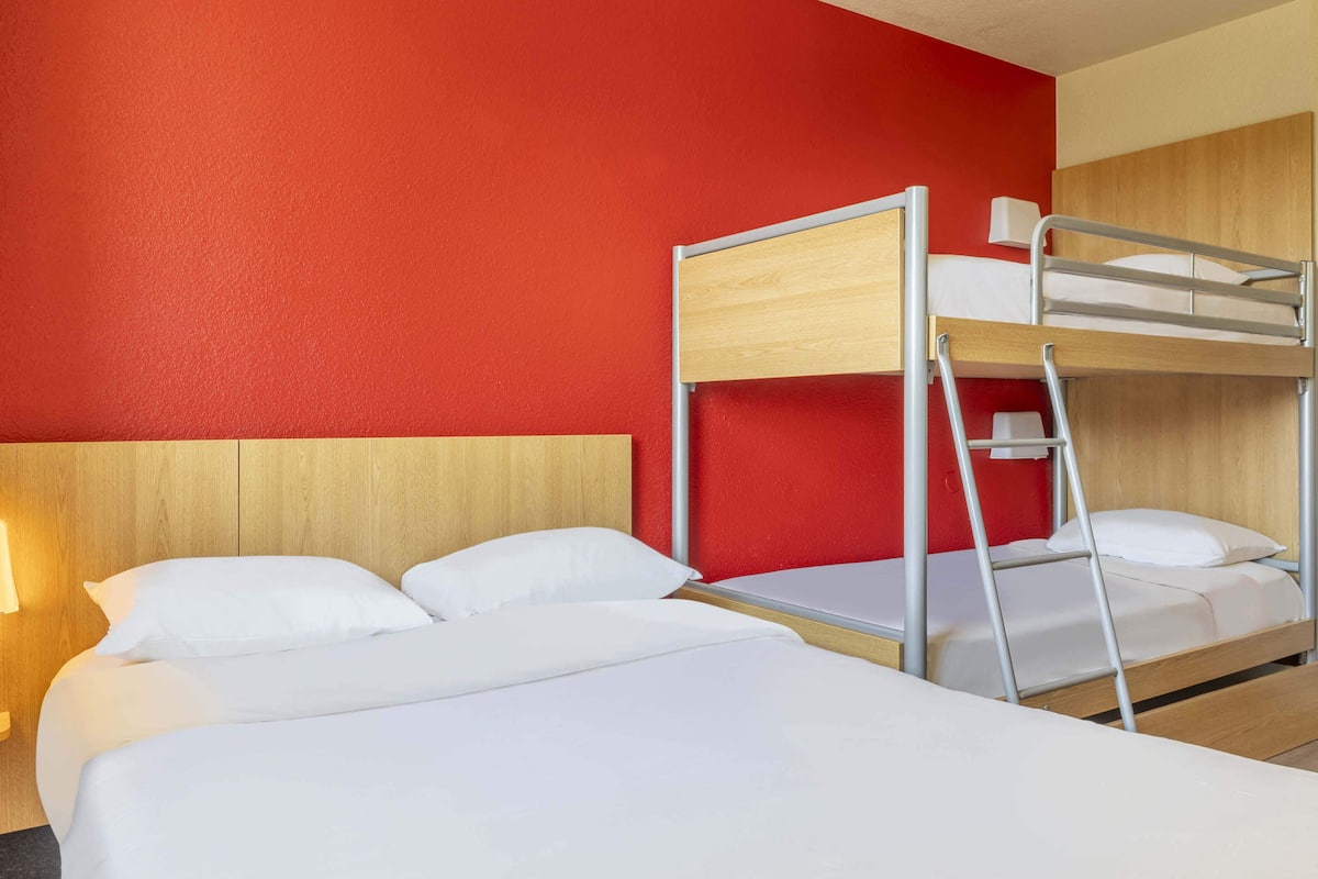 Habitación cuádruple, para no fumadores | Ropa de cama de alta calidad, insonorización y wifi gratis