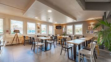 Se ofrece un desayuno bufé todos los días (por un coste adicional)