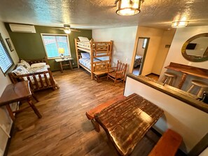 Unit 4A | Premium bedding, individually decorated, individually furnished - Lone Fir Resort (Cougar)