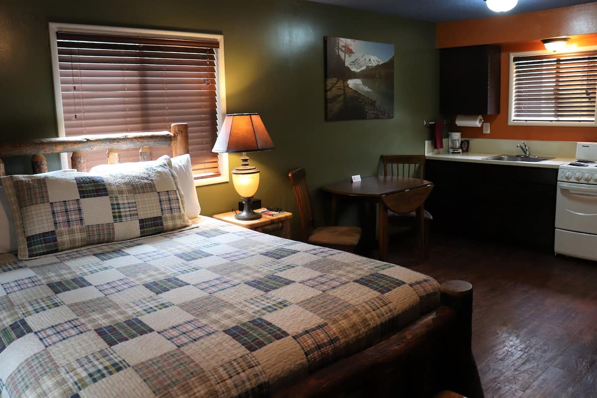Kamer, 1 queensize bed | 1 slaapkamer, luxe beddengoed, individueel gedecoreerd