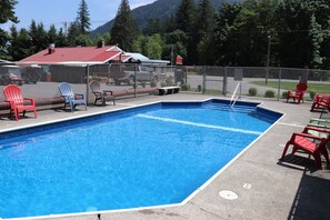 Seasonal outdoor pool - Lone Fir Resort (Cougar)
