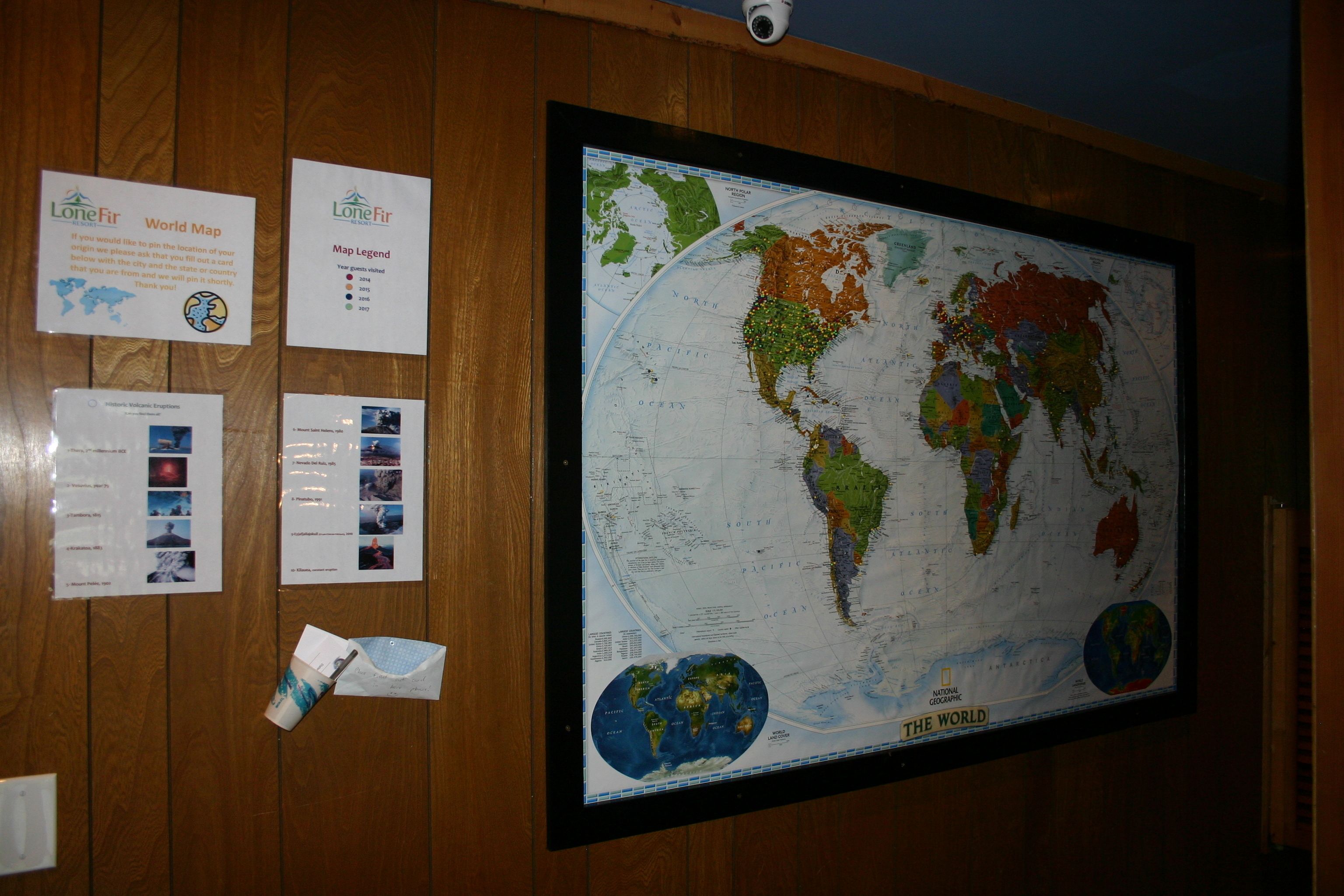 Un mapa mundial con el logotipo de LoneFi, una leyenda del mapa y una lista de ubicaciones.