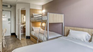 A hotel room with bunk beds, a desk, and a bathroom. - B&B HOTEL Clermont-Ferrand Gerzat 1 (Gerzat)