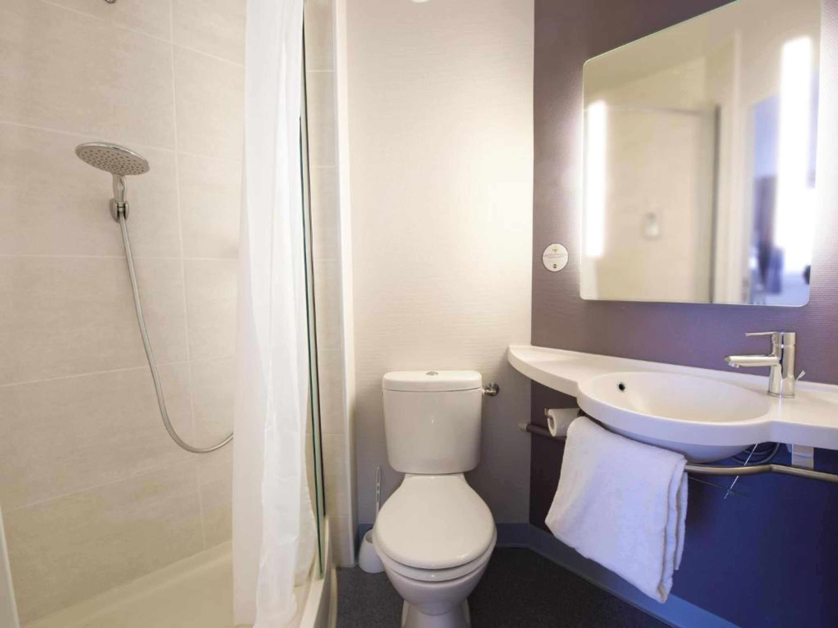 1 bedroom, premium bedding, desk, soundproofing