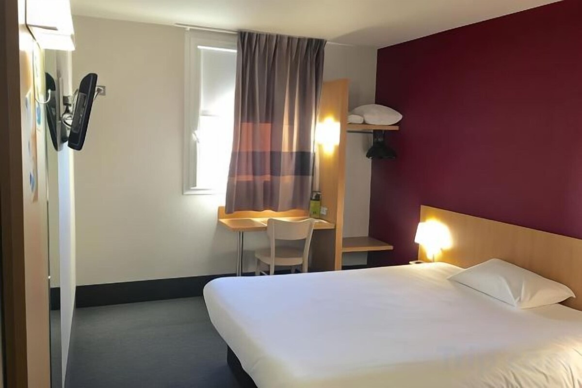 Premium bedding, desk, soundproofing, free WiFi