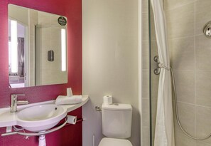 Shower, towels - B&B HOTEL Clermont-Ferrand Gerzat 1 (Gerzat)
