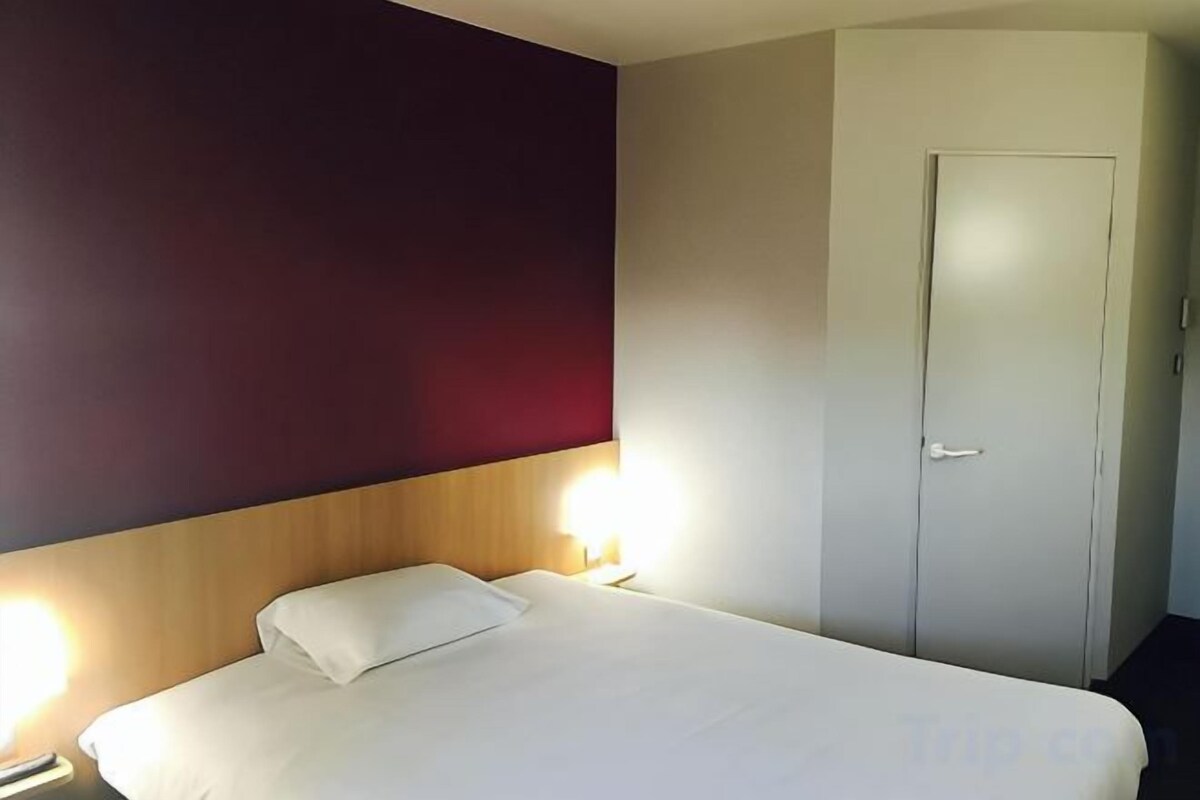 Premium bedding, desk, soundproofing, free WiFi