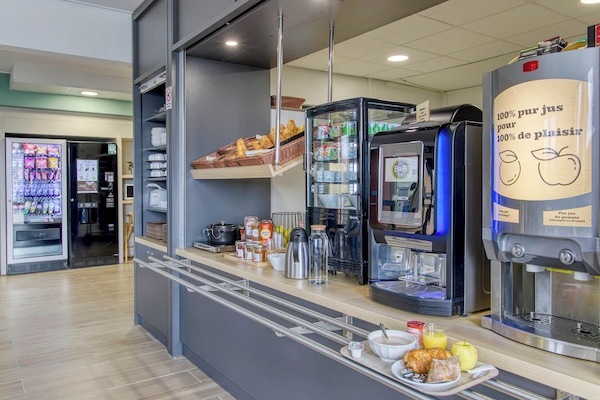 Petit déjeuner buffet servi tous les jours en supplément