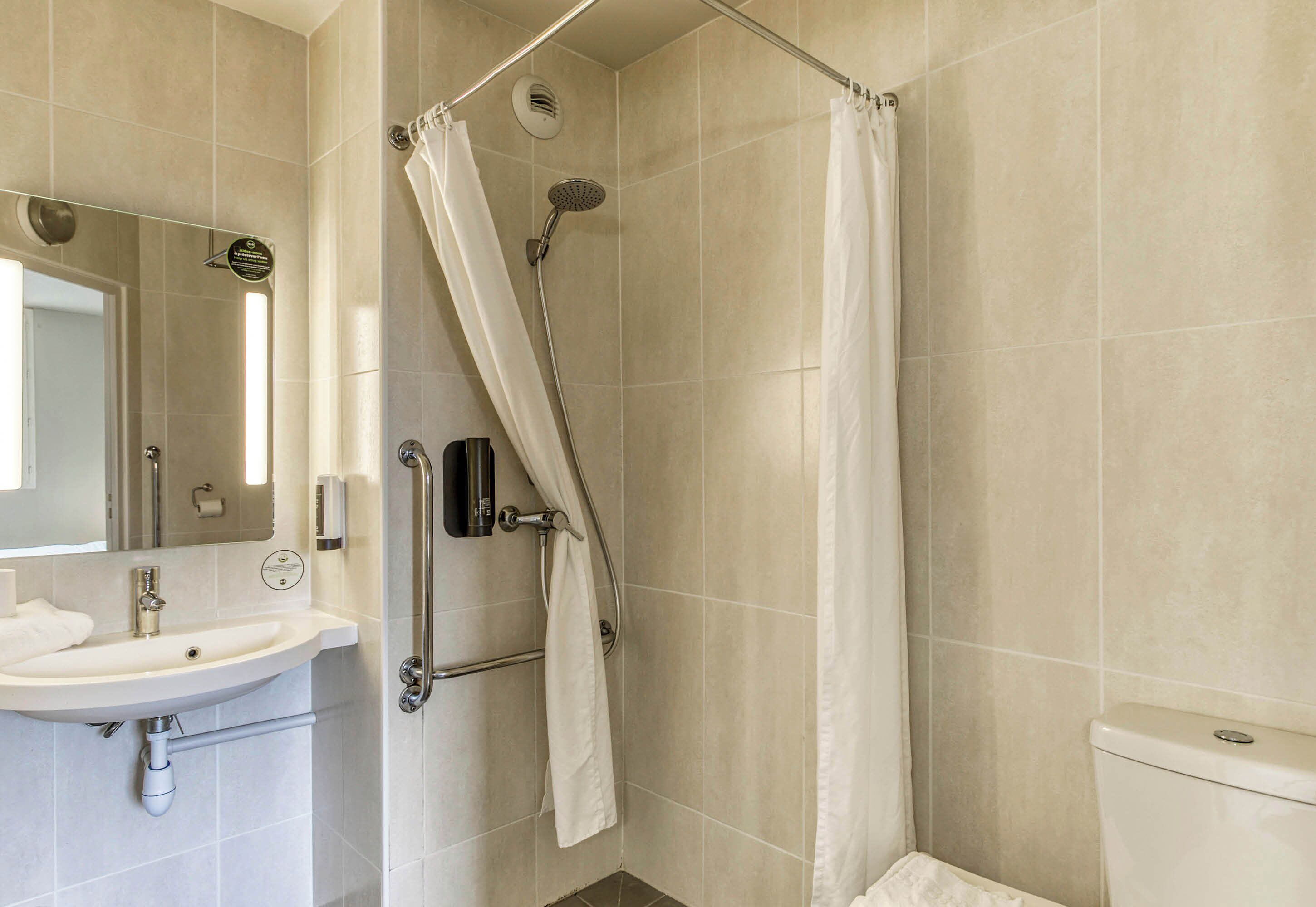 double room, accessible, non smoking | bathroom | shower, towels