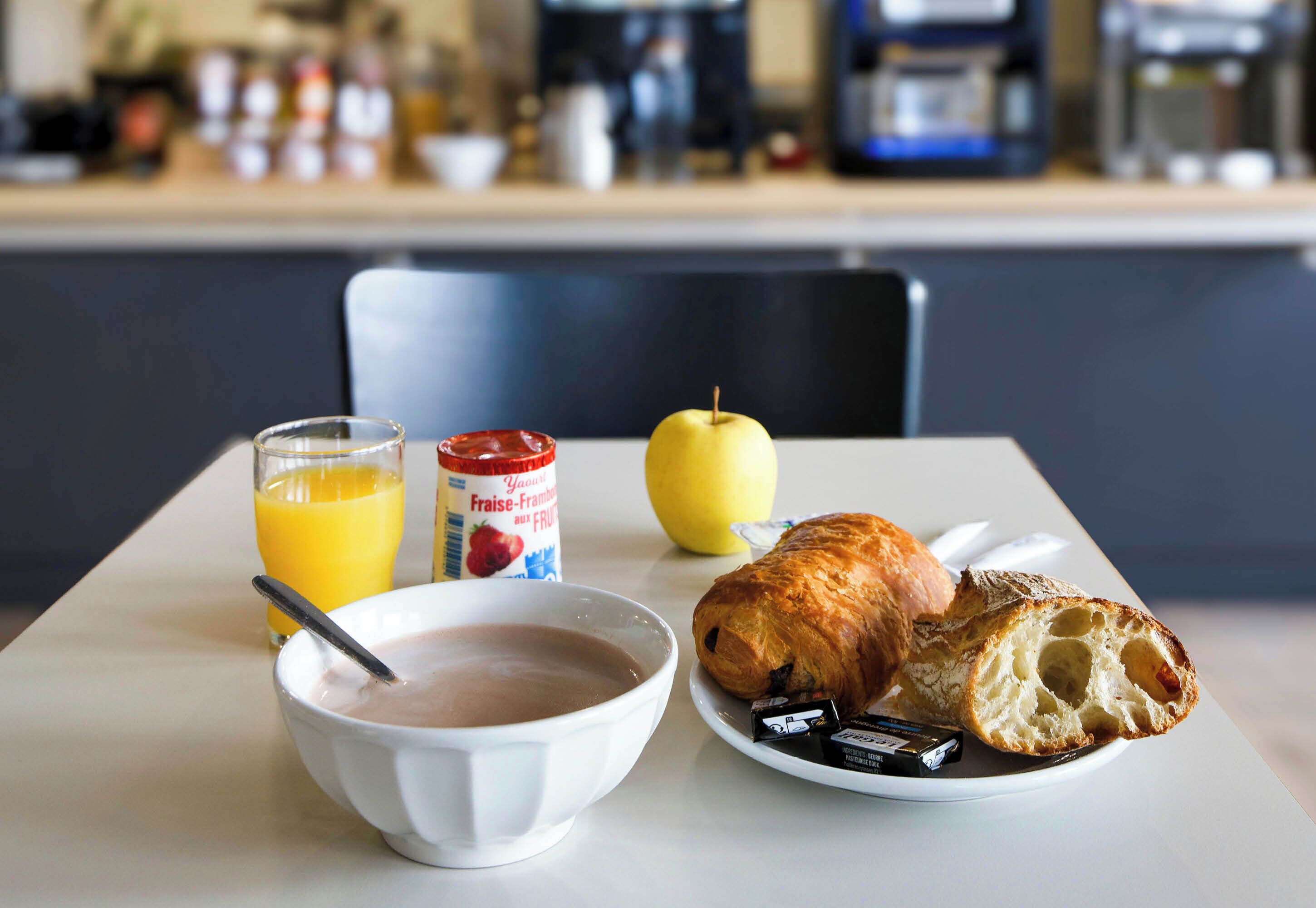 daily buffet breakfast for a fee