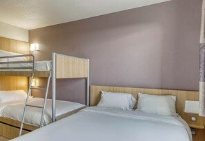 ห้องพักสำหรับสี่ท่าน, ปลอดบุหรี่ | เครื่องนอนระดับพรีเมียม, โต๊ะทำงาน, ห้องเก็บเสียง, Wi-Fi ฟรี