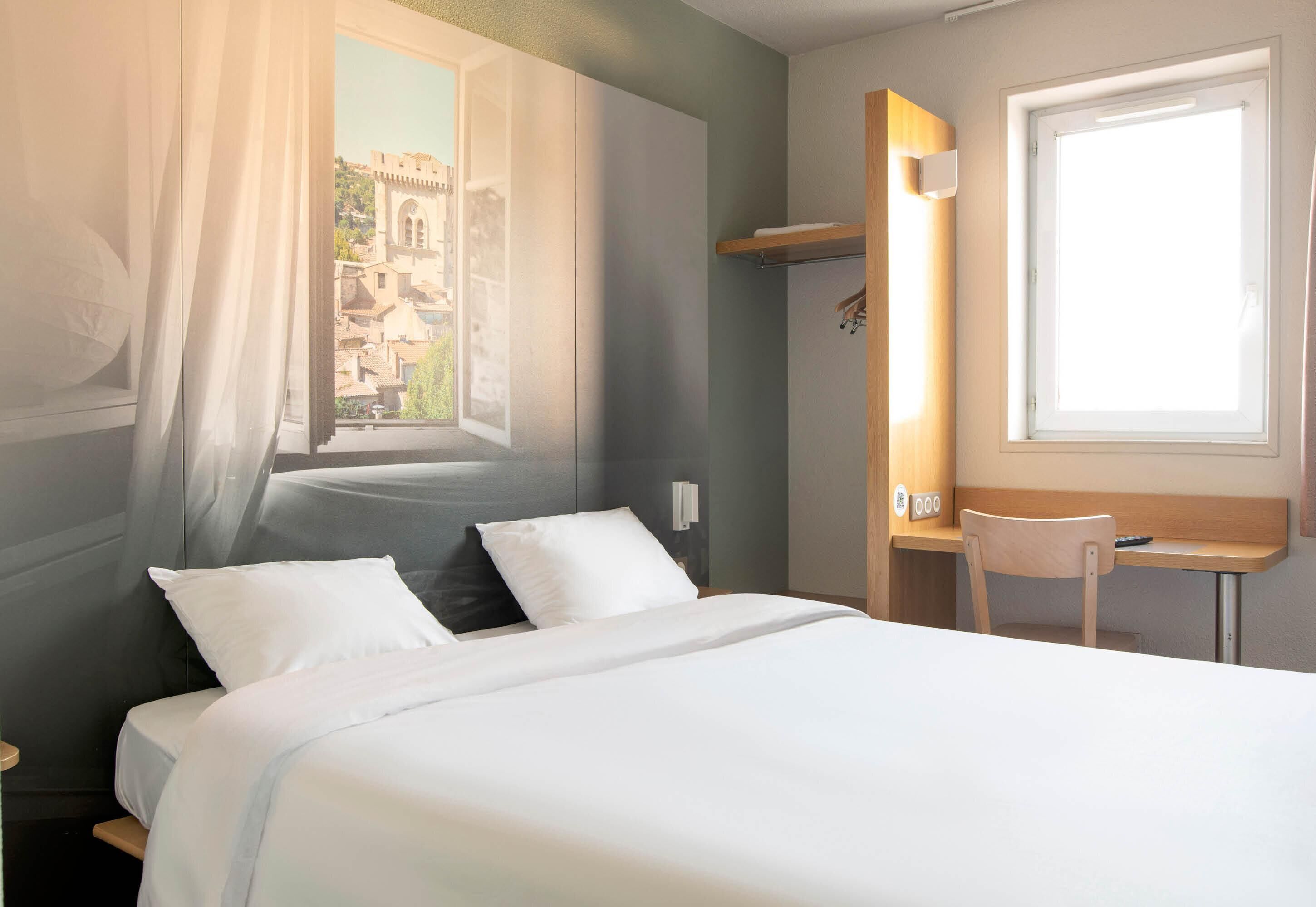 Premium bedding, desk, soundproofing, free cots/infant beds
